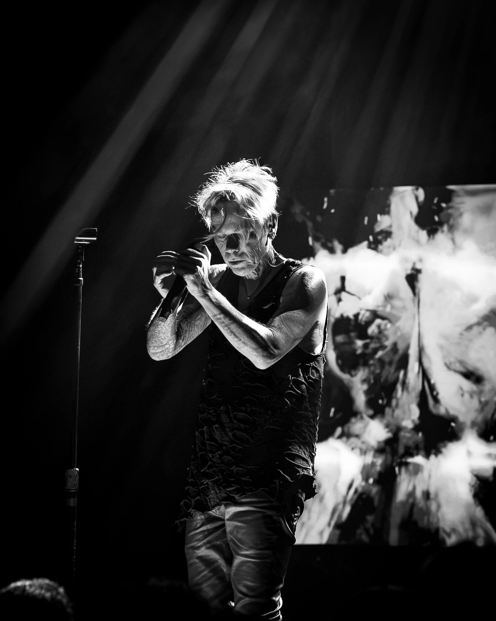 Stabbing Westward performing live, photograph 6