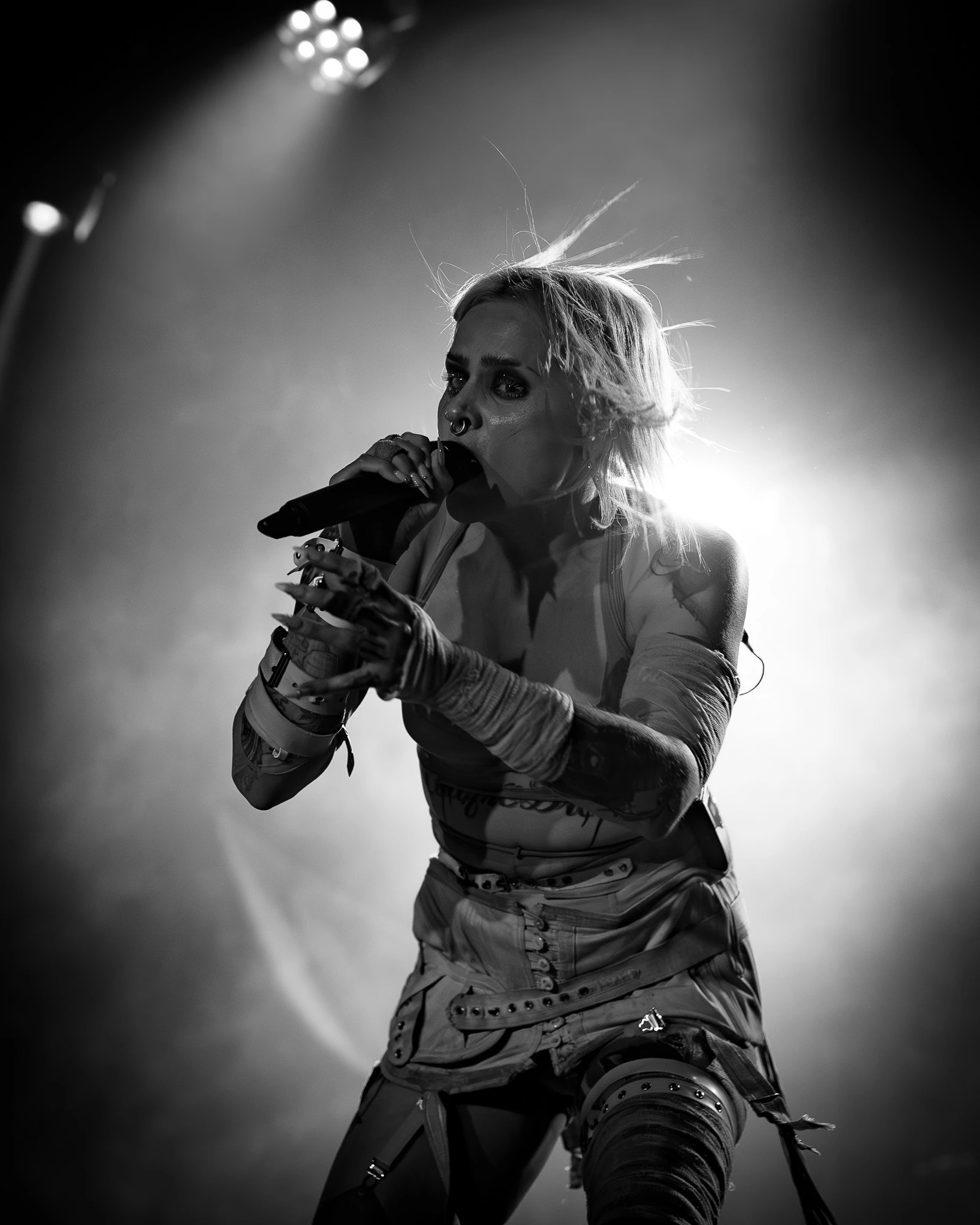 Mimi Barks performing live, photograph 2