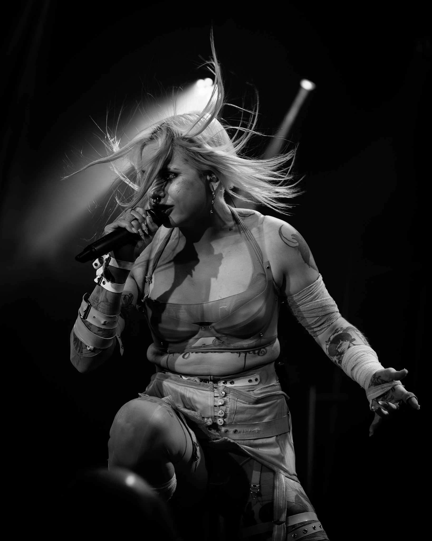 Mimi Barks performing live, photograph 3