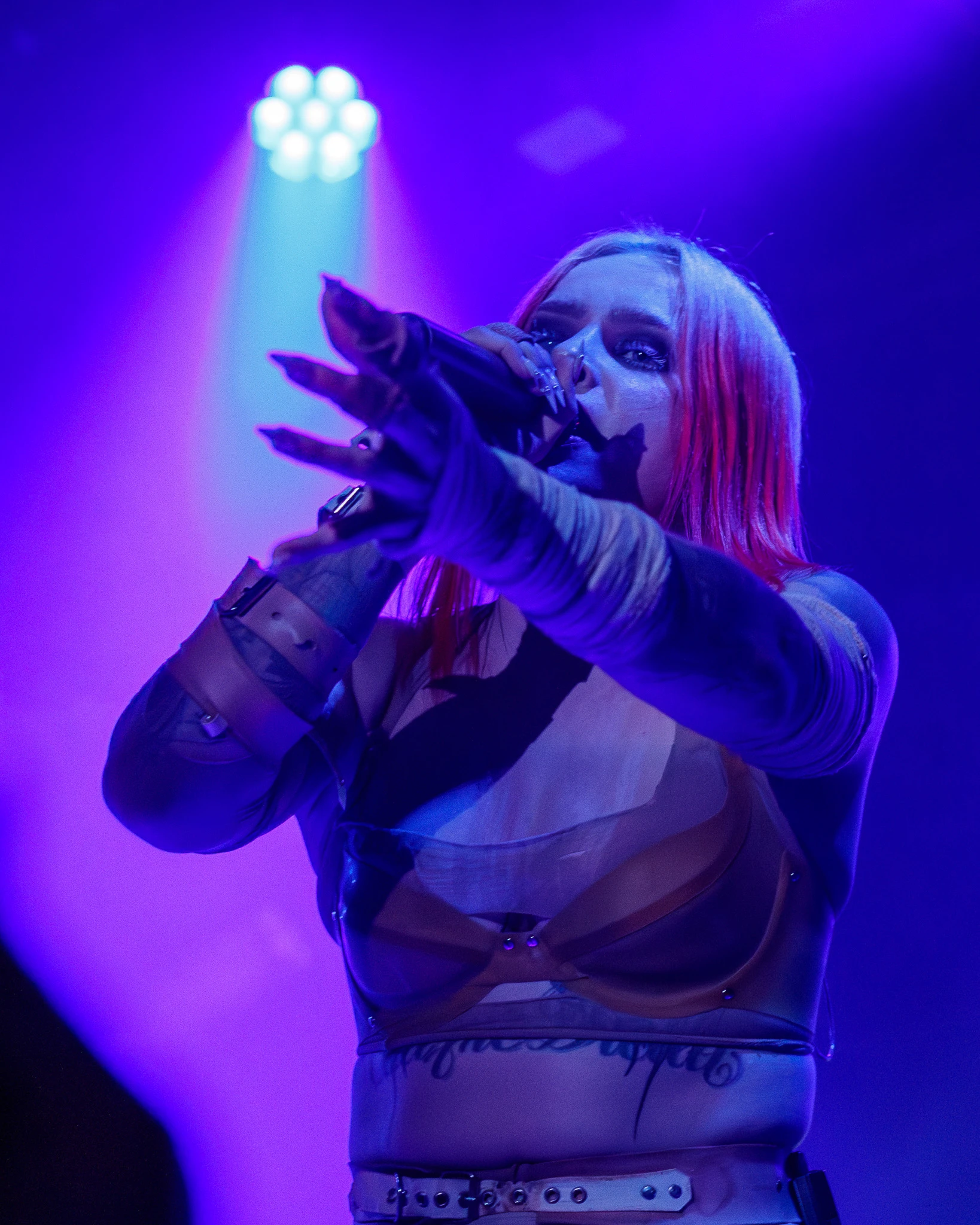 Mimi Barks performing live, photograph 4