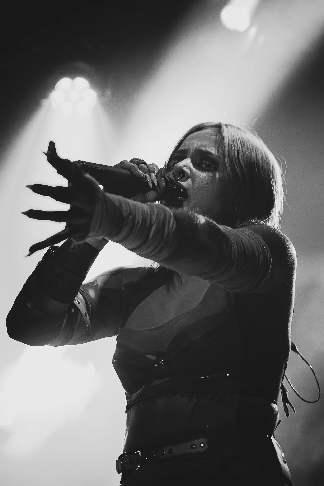 Mimi Barks performing live, photograph 5